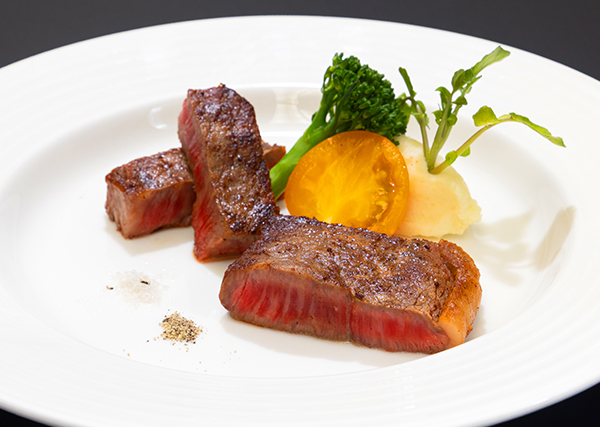 山形牛のステーキ　トリュフ塩添え